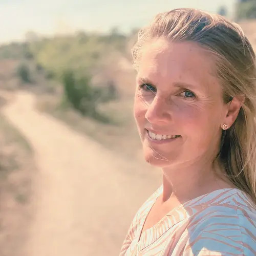 Mijn ervaring & kennis zet ik nu in om andere vrouwen dmv energetische sessies te gidsen naar diepe ontspanning, innerlijke rust en lichaamsbewustzijn